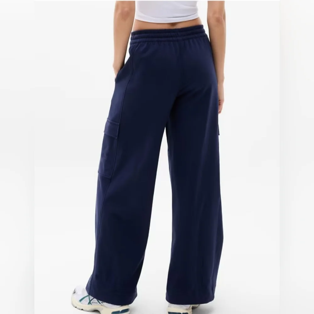 NWT Athleta Retroterry High Rise Wide Leg Cargo Pant, Womens Medium Petite - Picture 2 of 4